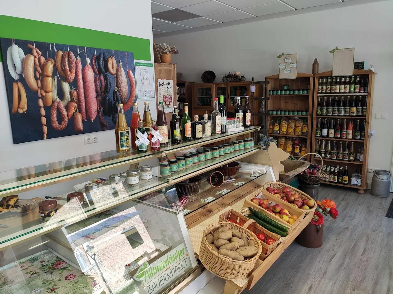 Der Verkaufsraum mit Kühltheke, Saftflaschen, Einweckgläsern und den Regalwänden mit Nudeln, Senf und Marmelade.