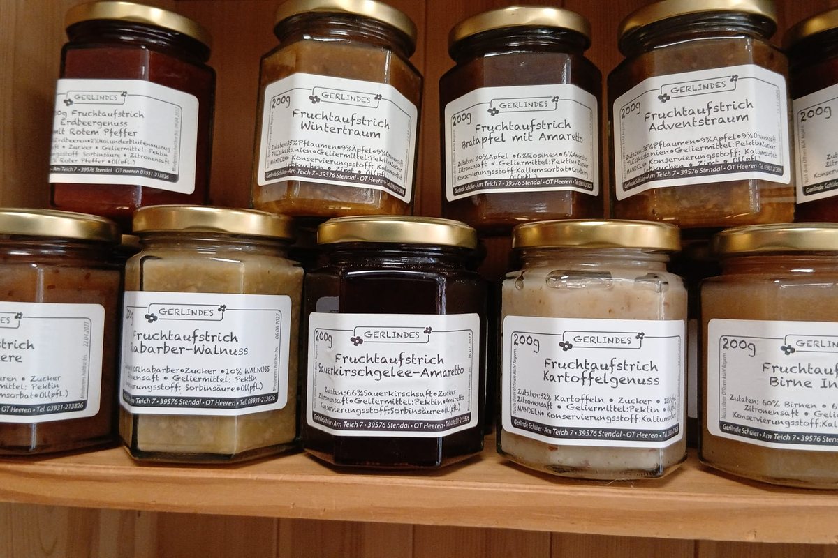 Gläser mit Gerlindes Fruchtaufstrichen im Holzregal.
