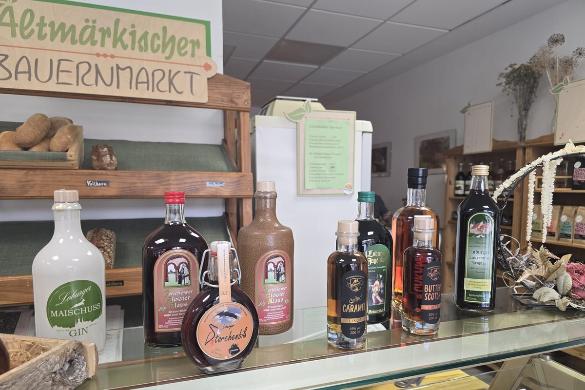 Liköre und Gin auf der Glastheke des Ladens.