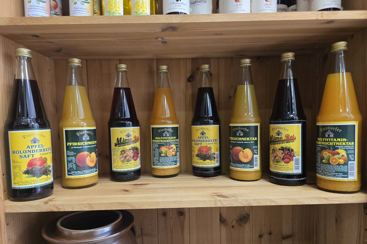 Flaschen Diesdorfer Saft und Nektar: Apfel-Holunderbeer-Saft, Pfirsichnektar, Mimo Rot und Multivitamin-Mehrfruchtnektar.
